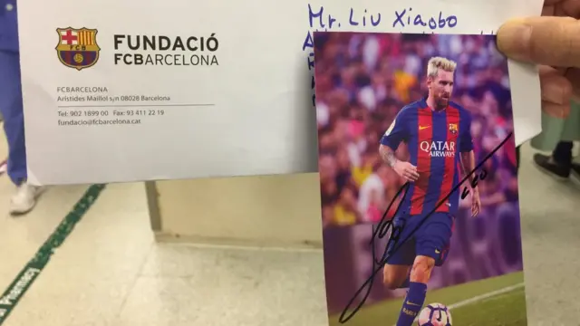 林子健展示梅西寄给他，让他转交刘霞的签名