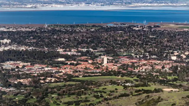 В Кремниевой долине расположен Стэнфордский университет, где в свое время учились будущие производители оргтехники Дейв Паккард и Билл Хьюлетт