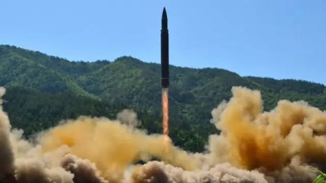 สำนักข่าวเคซีเอ็นเอ ของทางการเกาหลีเหนือ เผยแพร่ภาพการทดสอบขีปนาวุธข้ามทวีปฮวาซอง-14 เมื่อวันที่ 5 ก.ค.ที่ผ่านมา โดยไม่ได้ระบุชัดถึงวันที่ทำการทดสอบ