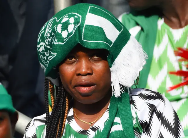 Une supportrice très concentrée.