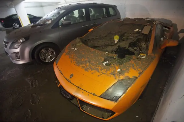 香港杏花邨停車場此前遭海水倒灌災害的汽車（27/8/2017）