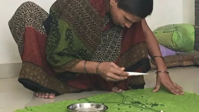 உதவி தொகைக்காக காத்திருக்கும் கணவனை இழந்த பெண்கள்