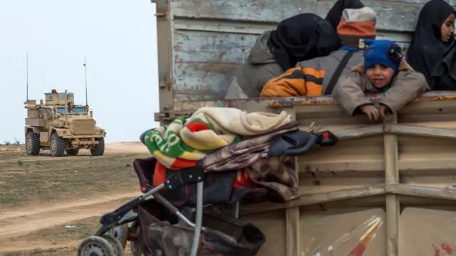 نیروهای دموکراتیک سوریه می‌گویند که غیرنظامیان در حال فرار از این منطقه هستند