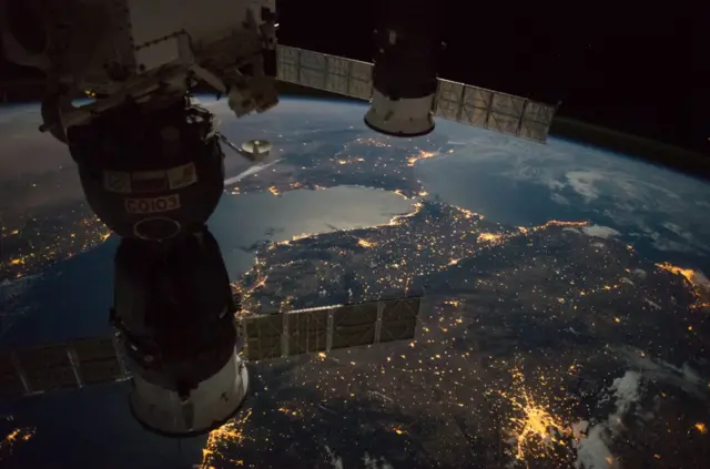 国际空间站距离地球不到200英里，而地球距离小行星带则有数百万英里（Credit：Getty Images）