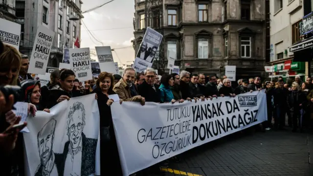 Tutuklulukları döneminde Dündar ve Gül hakkında gerçekleştirilen gösterileden biri.