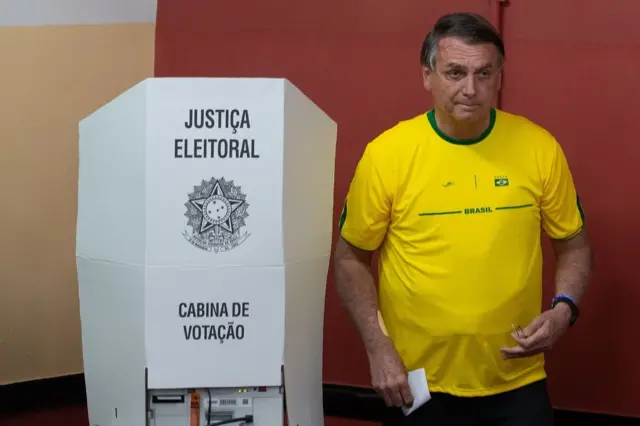 Jair Bolsonaro votando