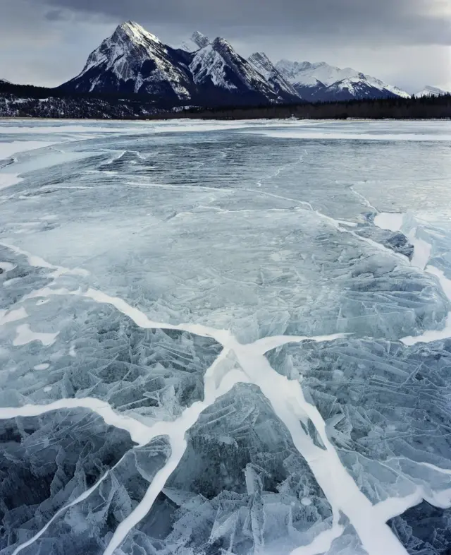 Abraham Lake wey don freez for Alberta Canada, with mountains wey snow don cover ontop for yonda. Paul Wakefield snap dis one for 2011.