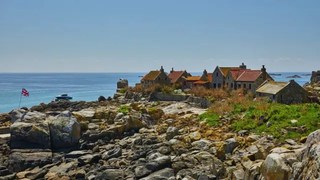 Metres Il je jedino ostrvo u arhipelagu koje nosi bilo kakav otisak civilizacije