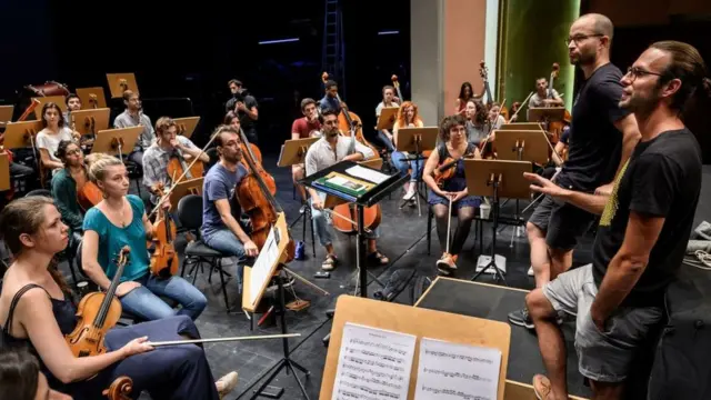 Orquesta ensaiando 10ª Sinfonia de Beethoven
