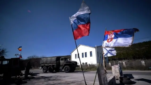 Прапори Росії та Сербії