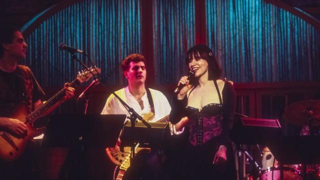 La cantante brasileña de Bossa Nova y Samba Astrud Gilberto y su banda actuando en el club nocturno SOB's en Nueva York en 1993.