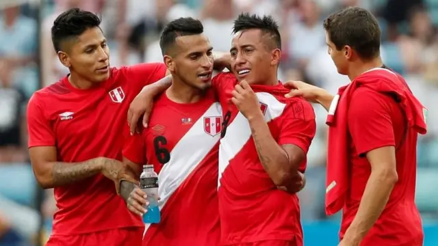 Peruanos consolándose