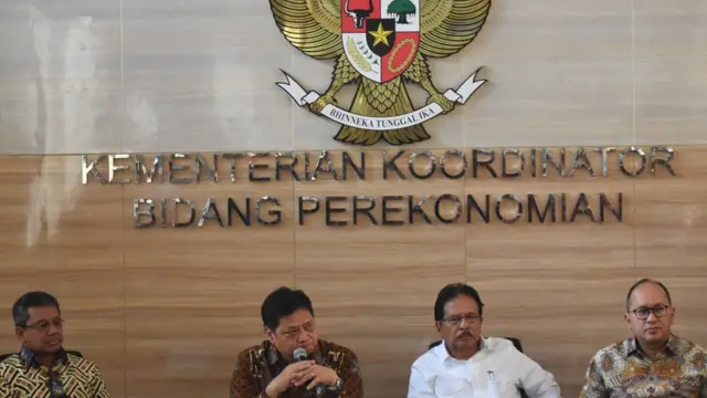 Menko Perekonomian Airlangga Hartanto (kedua kiri) didampingi Menteri ATR Sofyan Djalil (kedua kanan), Wamenkeu Suahasil Nazara (kiri), dan Ketua Kadin Rosan Perkasa Roeslani (kanan) memberikan keterangan tentang Omnibus Law Cipta Lapangan Kerja dan Perpajakan di Kantor Kemenko Perekonomian, Jakarta, Kamis (12/12).