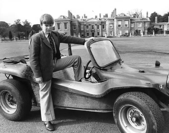 Виконт Элторп на фоне поместья Элторп