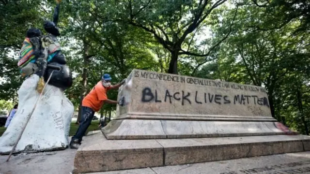 У Балтіморі прибрали монументи конфедератам