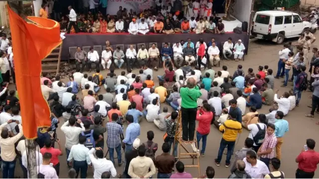 कोल्हापूरमध्ये ठिय्या आंदोलन सुरू झालं आहे.