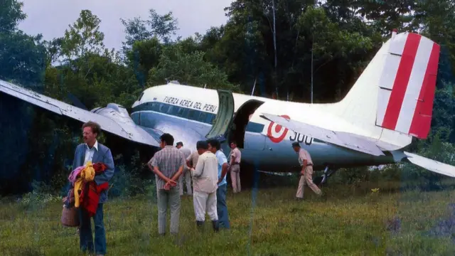 O maridoapp de cassino que paga no cadastroHolly, Fitz,app de cassino que paga no cadastrofrente ao avião acidentado na selva peruana — o primeiro incidente da luaapp de cassino que paga no cadastromel do casal