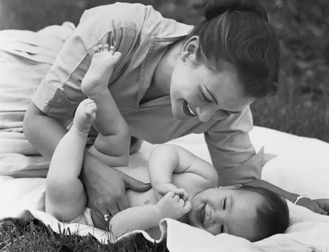 Una madre jugando con su bebé