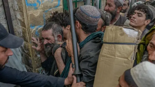 Afganos en la forntera de Pakistán en Spin Boldak