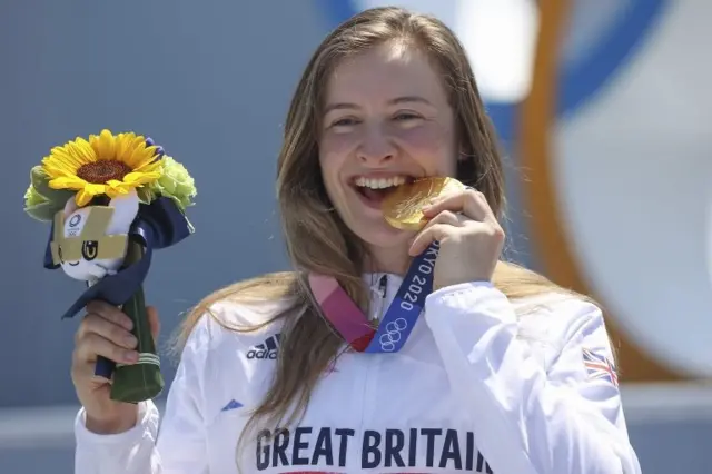 Charlotte Worthington con su medalla de oro
