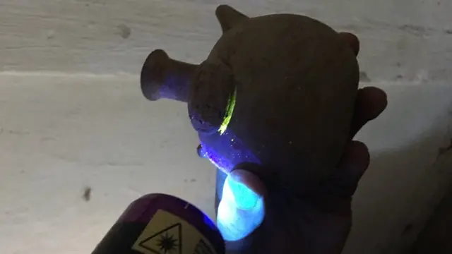 Рідина проявляється під ультрафіолетовим випромінюванням