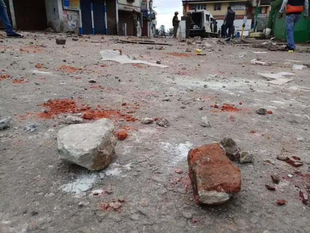 પથ્થરમારાની તસવીર