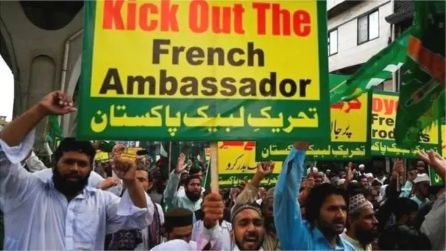 टीएलपी पाकिस्तान सरकार से फ़्रांस के राजदूत को देश से निकालने की मांग कर रही है