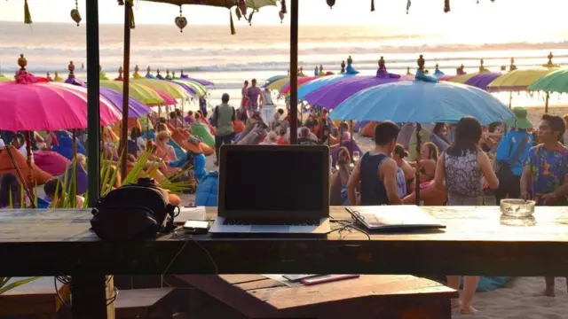 الأشخاص الذين يدفعون 27 ألف دولار للعمل بالخارج