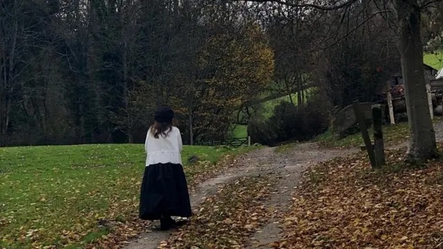 “卷心菜与玫瑰”设计人克里斯蒂娜·斯特拉特在自家花园漫步