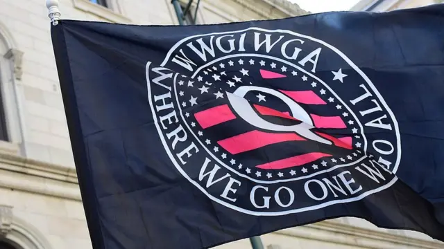 Флаг QAnon на демонстрации в городе Ричмонд в 2020 году