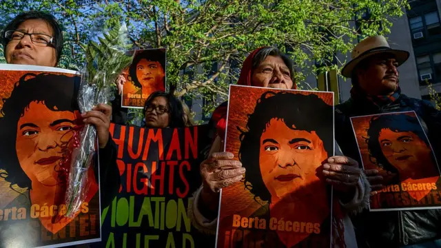 Activistas medioambientales se manifiestan ante la sede de la Organización de Estados Americanos (OEA) en Washington (EE.UU)