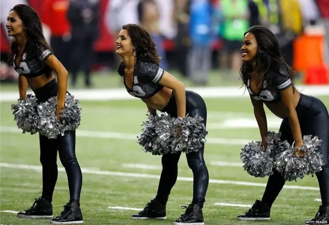 মাঠের এই চিয়ারলিডাররা শুধু নারী বলে সাধারণ একটি ধারণা প্রচলিত