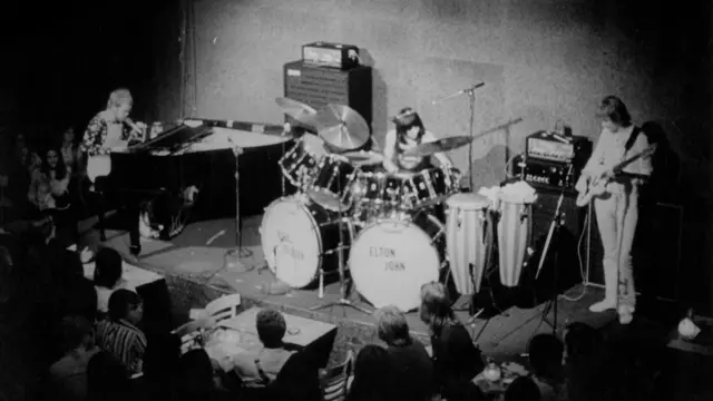 Элтон Джон в клубе Troubador. Лос-Анджелес, 1970