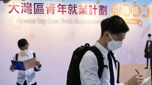 香港特区政府举办的大湾区就业展览上求职者填写文件（中新社资料图片）