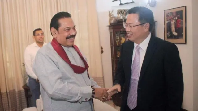 புதிதாக பதவியேற்றுள்ள பிரதமர் ராஜபக்ஷவிற்கு சீன தூதர் வாழ்த்து தெரிவித்தார்.