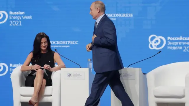 Ведущая форума "Российская энергетическая неделя" Хэдли Гэмбл и Владимир Путин