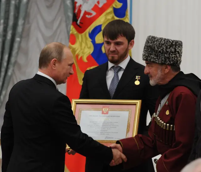 Президент России Владимир Путин, мэр Грозного Ислам Кадыров и актер Дагун Омаев на церемонии вручения сертификата о присвоении чеченской столице звания «Город воинской славы» в Кремле
