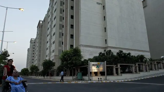 સોસયટીની તસવીર