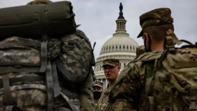 Барикади, колючий дріт, військові: як Вашингтон готується до можливих заворушень. Фото