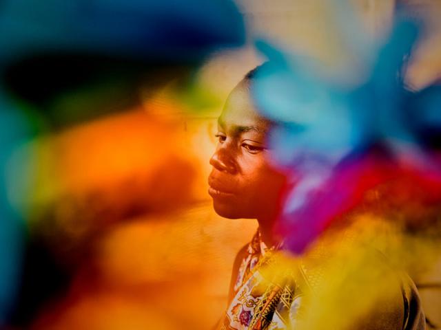 Emilie, 15 ans, est assise pour un portrait dans le territoire de Djugu, dans la province d'Ituri. République démocratique du Congo