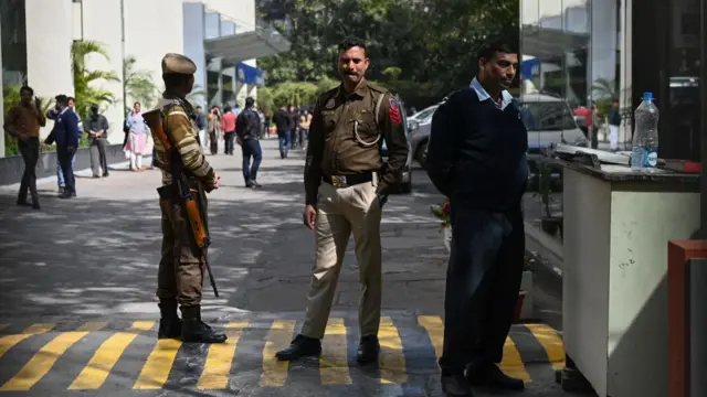 আয়কর হানা চলাকালীন দিল্লিতে বিবিসির দপ্তরের সামনে সশস্ত্র পুলিশ