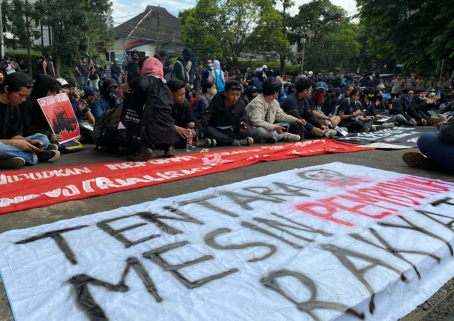Demonstrasi tolak RUU TNI di Bandung, Jawa Barat, Kamis (20/03).