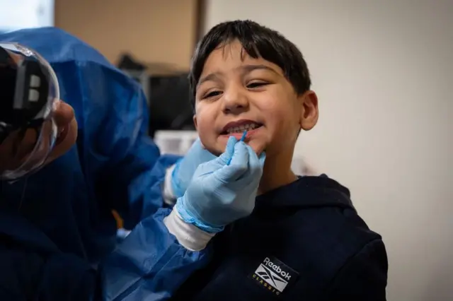 Dečak kome pregledaju zube