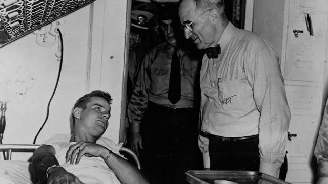 Truman visitando a un soldado enfermo