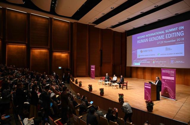 11月28日，賀建奎現身在香港舉行的第二屆國際人類基因編輯峰會，參與主題為"人類胚胎基因編輯"的演講和討論。