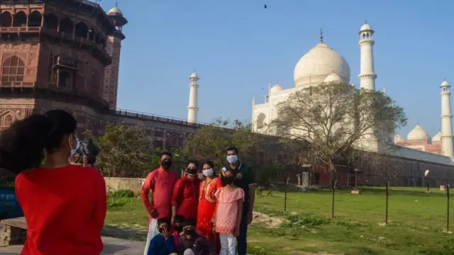 মঙ্গলবার বন্ধ তাজমহলের বাইরে একদল পর্যটক