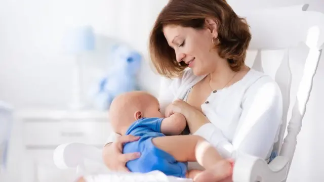 Madre dándole el pecho a su bebé