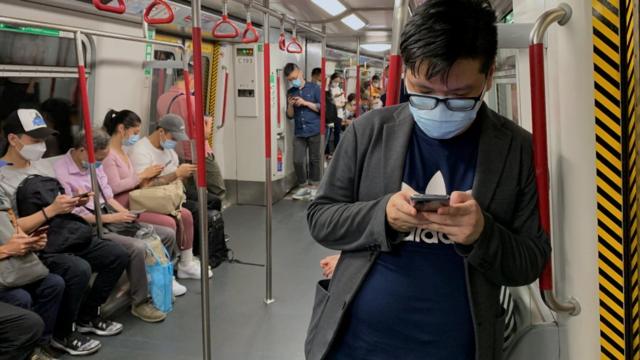 香港地鐵車廂內乘客都戴上口罩（13/7/2020）