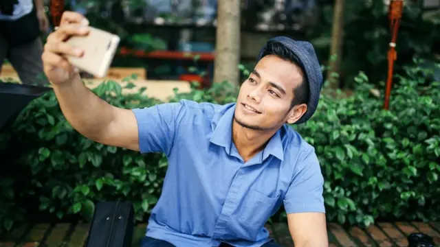 selfie çeken bir genç erkek