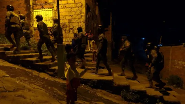 Militares en las calles del Cerro Las Cabras de la provincia de Guayas
